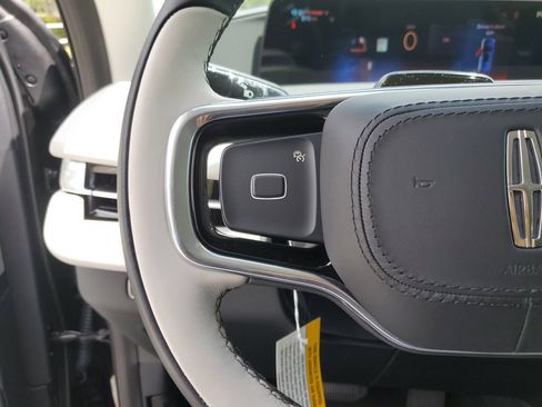New 2026 Lincoln Navigator Premiere AWD/4WD image 25