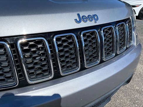 Used 2018 Jeep Grand Cherokee Laredo image 28