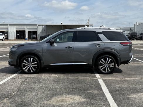 Used 2025 Nissan Pathfinder Platinum FWD image 8