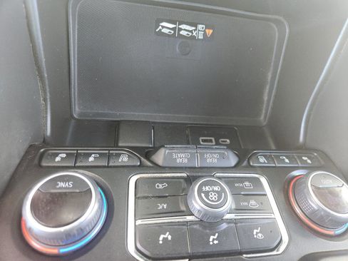 Used 2022 Chevrolet Suburban Premier image 11