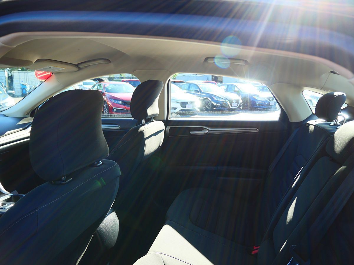 Used 2017 Ford Fusion SE FWD image 19