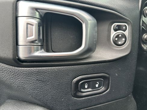 Used 2018 Jeep Wrangler Unlimited Sahara image 15