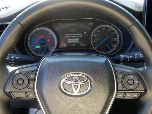 Used 2024 Toyota Venza LE image 18