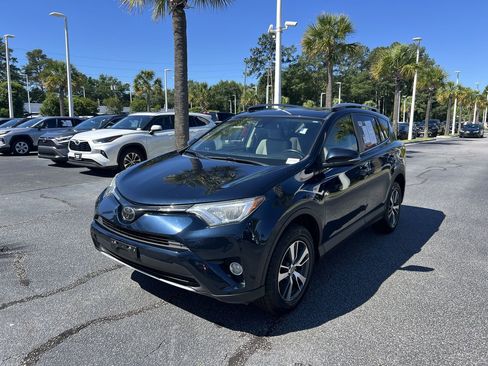 Used 2018 Toyota RAV4 XLE AWD/4WD image 5