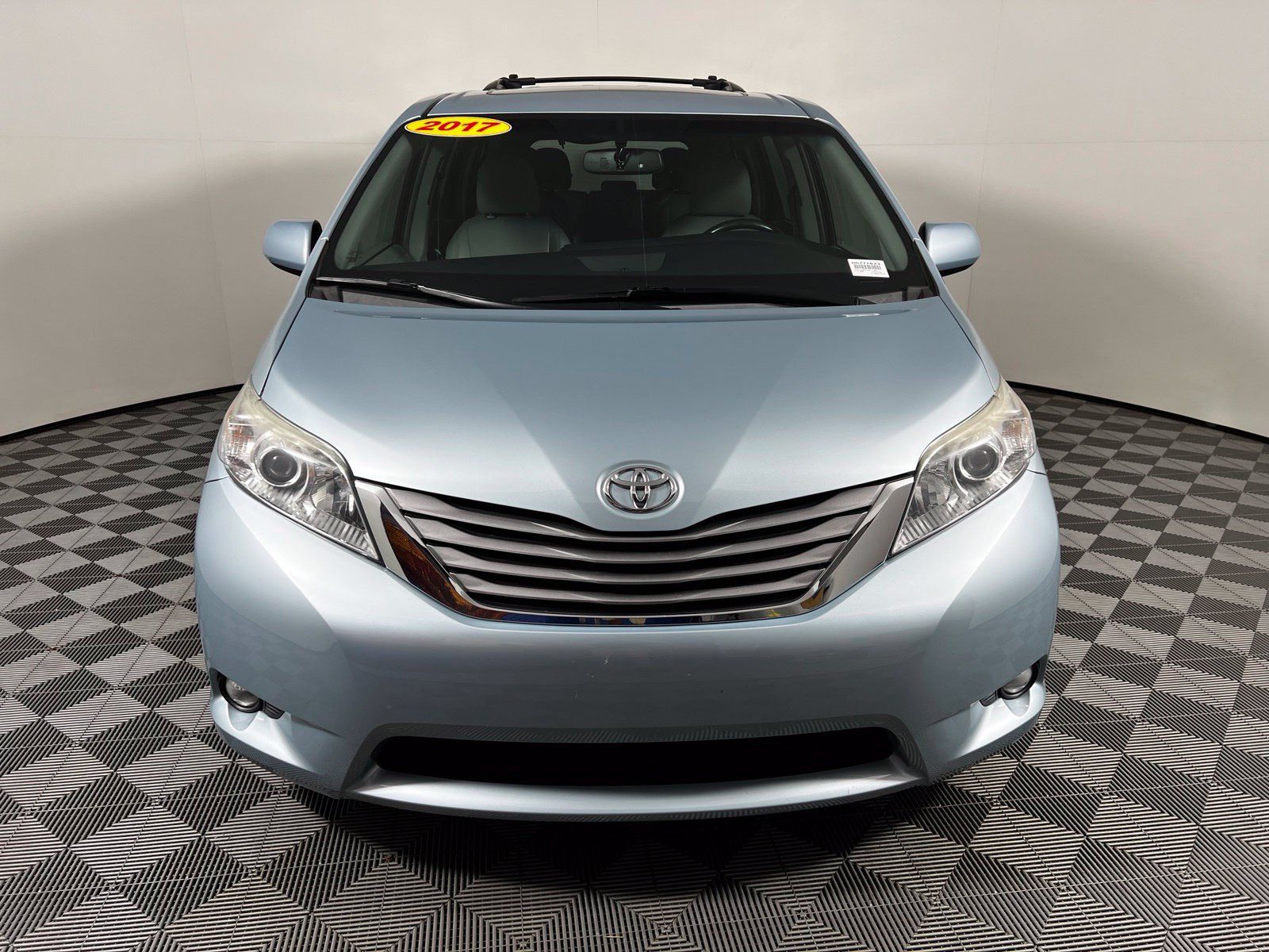 Used 2017 Toyota Sienna XLE Premium FWD image 2