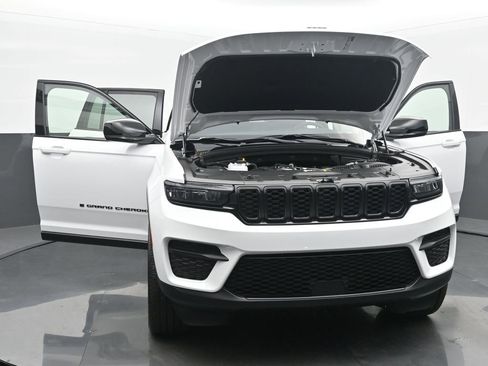 New 2025 Jeep Grand Cherokee Altitude image 54