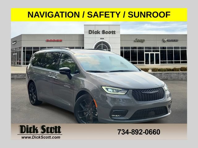 Used 2025 Chrysler Pacifica Limited FWD image 1