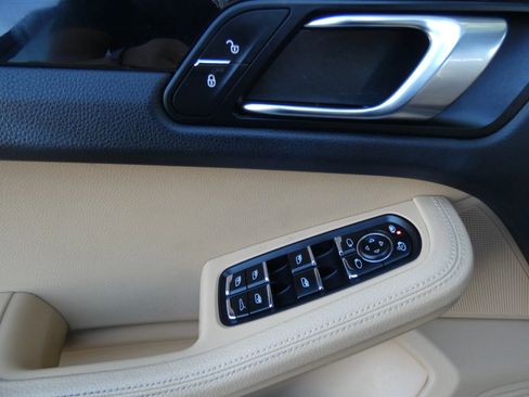 Used 2018 Porsche Macan Sport Edition image 42