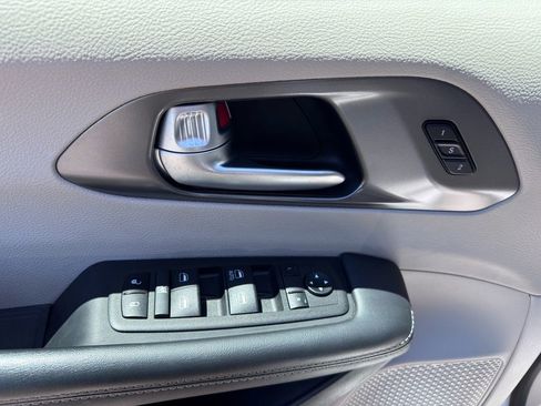 Used 2024 Chrysler Pacifica Limited FWD image 10