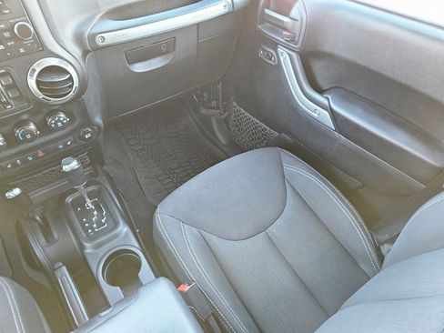 Used 2017 Jeep Wrangler Unlimited Rubicon w/ Cold Weather Group image 13