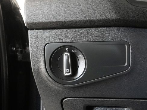 Used 2023 Volkswagen Tiguan SE w/ Panoramic Sunroof Package FWD image 17