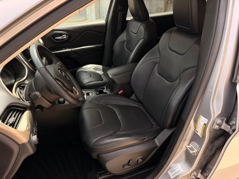 Used 2015 Jeep Cherokee Limited w/ Luxury Group AWD/4WD image 10