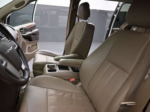 Used 2015 Chrysler Town & Country Touring-L w/ Driver Convenience Group FWD image 19