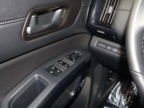 Used 2025 Nissan Pathfinder SV image 34