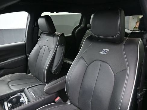 Used 2023 Chrysler Pacifica Limited w/ S Appearance Package FWD image 11