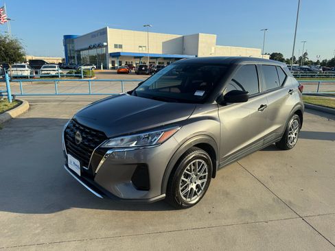 Used 2023 Nissan Kicks S FWD image 4