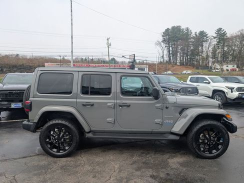 Used 2022 Jeep Wrangler Unlimited Sahara w/ Cold Weather Group AWD/4WD image 9