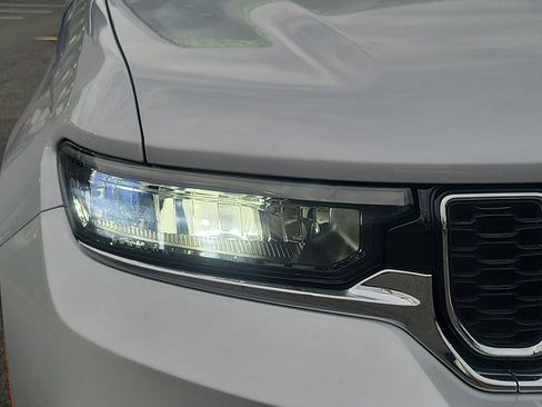 Certified 2023 Jeep Grand Cherokee Limited image 9