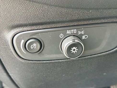 Used 2018 Chevrolet Equinox LT FWD image 15