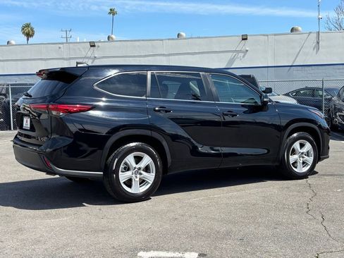 Used 2023 Toyota Highlander L FWD image 4