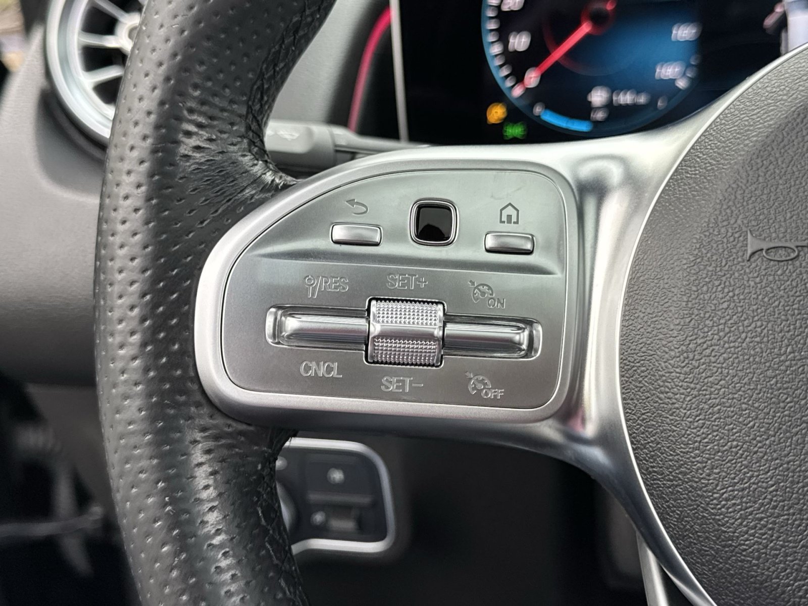 Used 2021 Mercedes-Benz GLB 35 AMG 4MATIC w/ Multimedia Package image 38