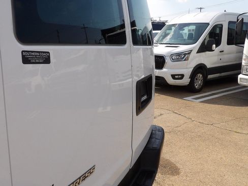 Used 2017 Chevrolet Express 2500 RWD image 11