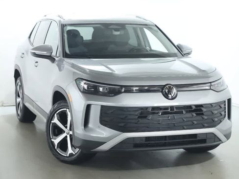 Certified 2025 Volkswagen Tiguan SE image 2