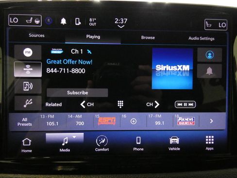 Used 2023 Chrysler Pacifica Touring FWD image 12