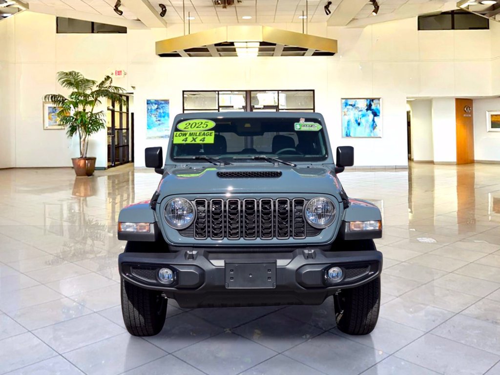 Used 2025 Jeep Gladiator Sport AWD/4WD image 2