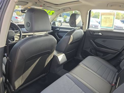 Used 2025 Volkswagen Jetta SE FWD image 8