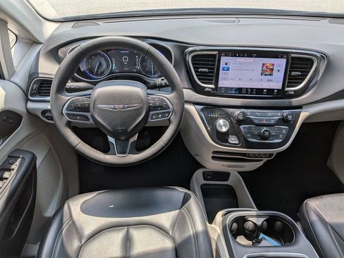 Used 2023 Chrysler Pacifica Touring-L FWD image 18