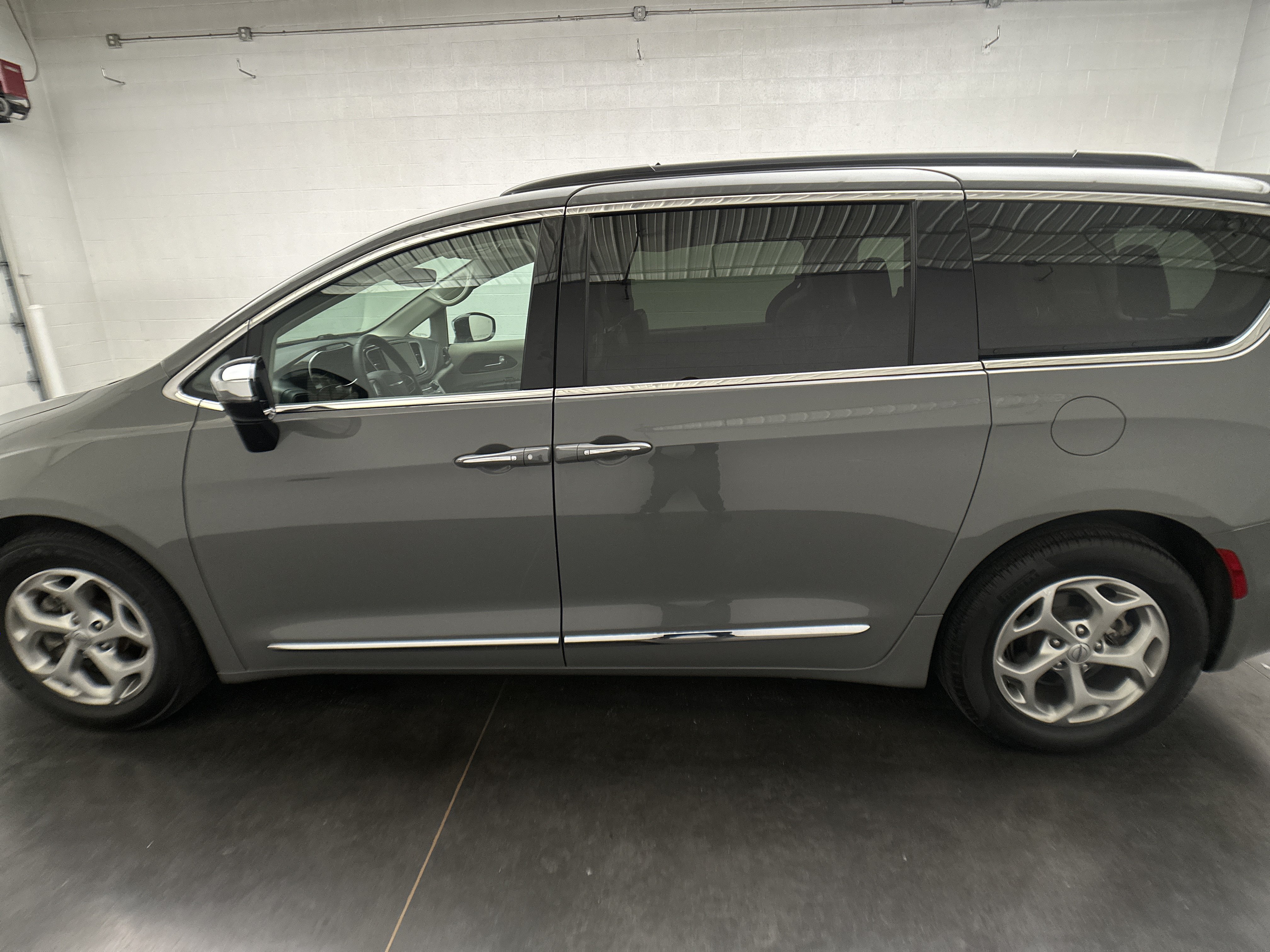 Used 2023 Chrysler Pacifica Limited FWD image 6