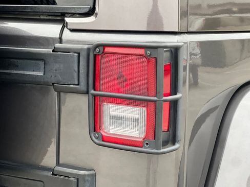 Used 2017 Jeep Wrangler Unlimited Sahara image 32