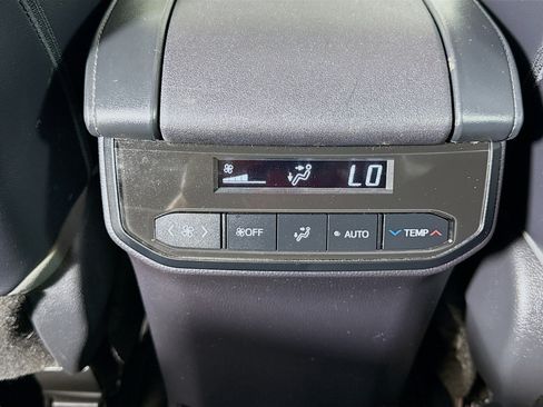 Used 2023 Toyota Highlander XLE AWD/4WD image 24