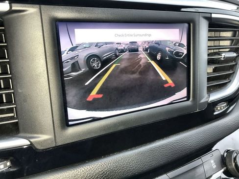 Used 2022 Chrysler Voyager LX FWD image 17