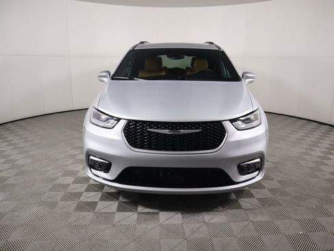 Used 2022 Chrysler Pacifica Pinnacle image 2