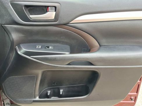 Used 2019 Toyota Highlander XLE w/ Carpet Mat Package (TMS) image 27