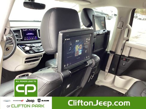 Certified 2018 Chrysler Pacifica Touring-L Plus image 14