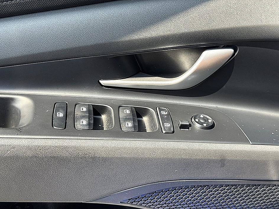 Certified 2026 Hyundai Elantra SE FWD image 21
