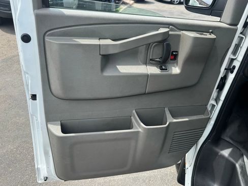 Used 2017 Chevrolet Express 3500 Extended image 14