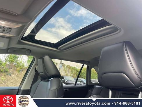 Used 2022 Toyota RAV4 XLE Premium AWD/4WD image 21