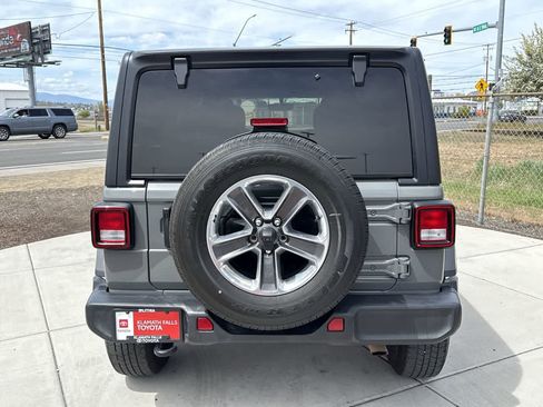 Used 2022 Jeep Wrangler Unlimited Sahara AWD/4WD image 4