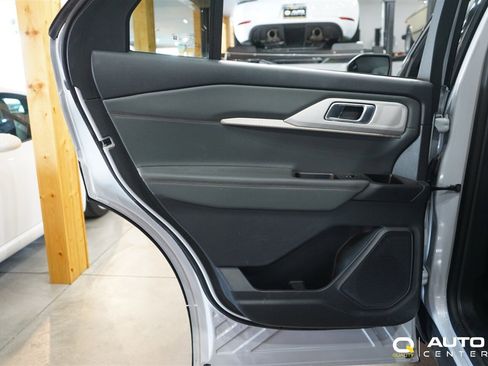 Used 2025 Ford Explorer Active AWD/4WD image 21