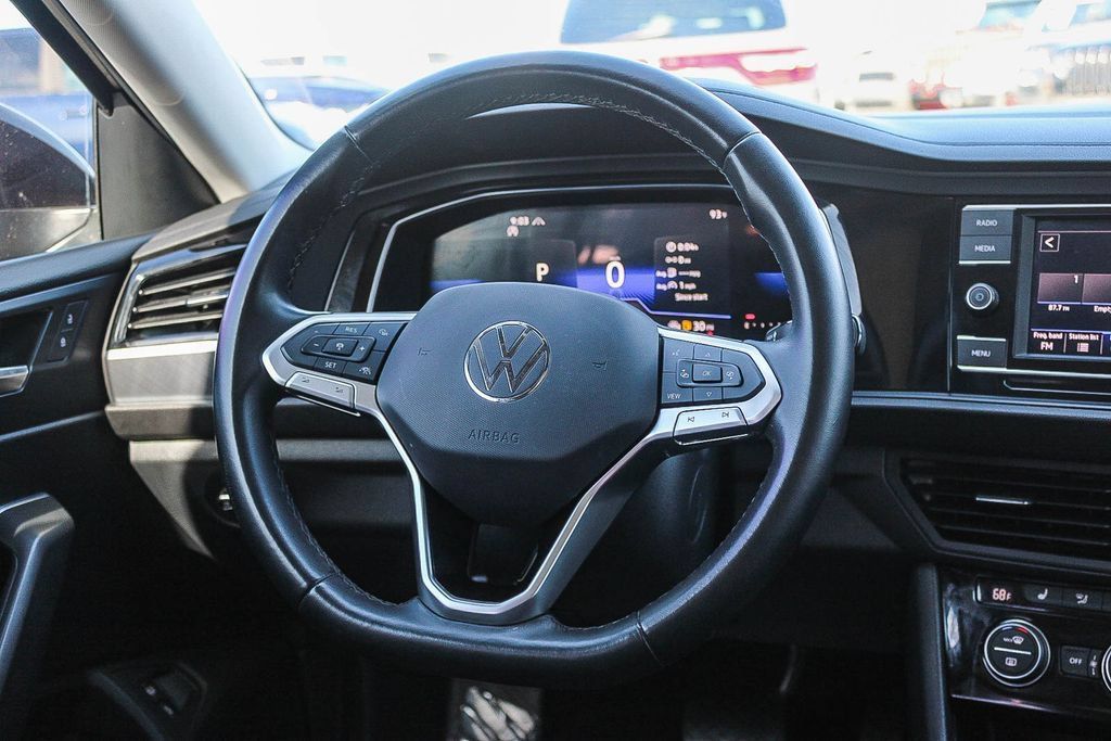 Used 2023 Volkswagen Jetta SE FWD image 16