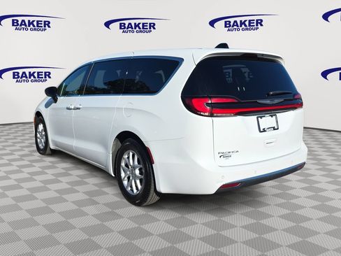 Used 2025 Chrysler Pacifica Select FWD image 5