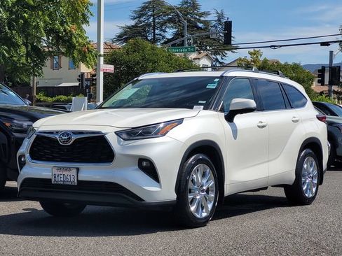 Certified 2021 Toyota Highlander Limited AWD/4WD image 10