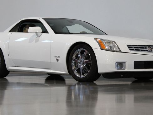 Used 2008 Cadillac XLR RWD image 33