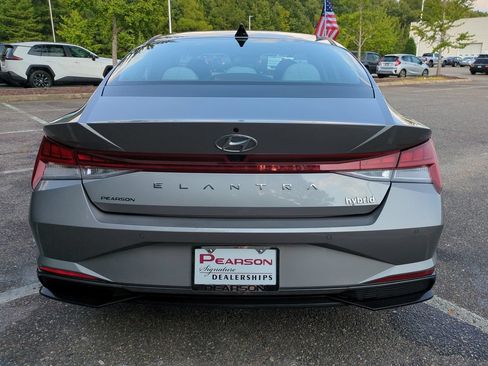 Used 2023 Hyundai Elantra Limited w/ Preferred Accessory Package FWD image 5