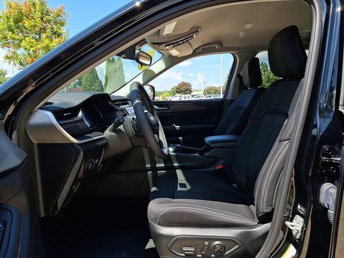 Used 2023 Jeep Grand Cherokee Laredo w/ Luxury Tech Group I AWD/4WD image 13