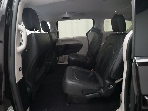 Used 2017 Chrysler Pacifica Touring-L w/ Tire & Wheel Group FWD image 16